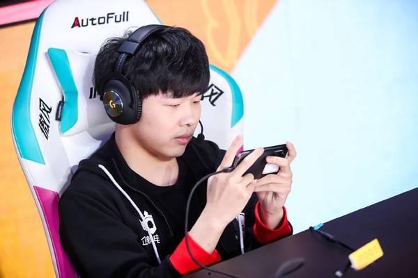 瓶子转会吃瓜,吃瓜群众围观转会大戏